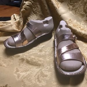 Alegria Women’s Colleen Sandal, Rose Gold, 38(US 8-8.5)
